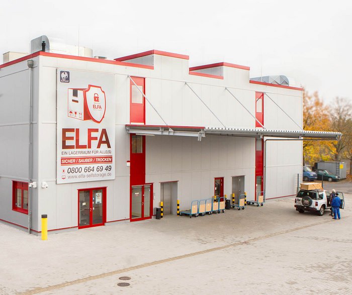 ELFA Self Storage Lagerhaus überdachter Zugangsbereich mit Service-Büro - Aufzugsterminal und Zugang zum Treppenraum.